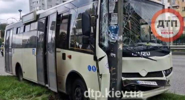 Маршрутка з пасажирами врізалася в стовп у Києві - фото
