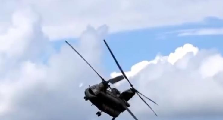 В Украине заметили легендарный военный вертолет CH-47 Chinook -  видео