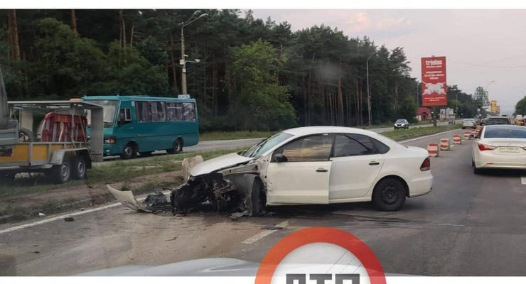 В Киеве автомобиль протаранил блокпост - подробности аварии