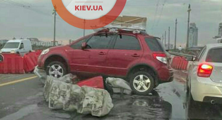 ДТП на мосту Патона в Киеве - Toyota протаранила отбойник