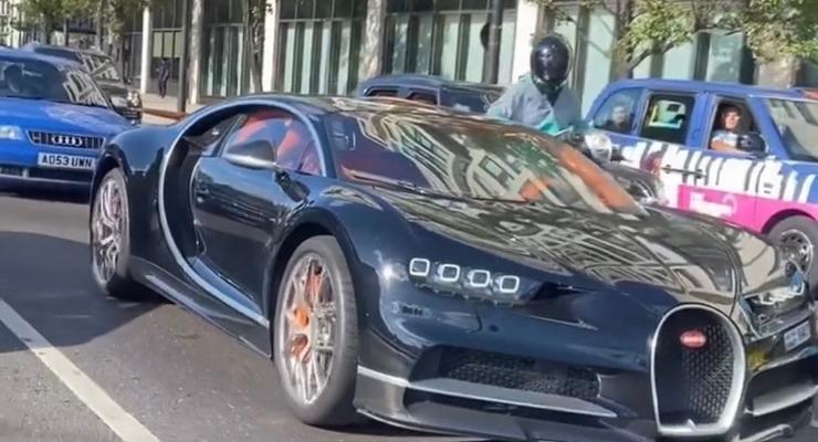 В Британии курьер на мопеде разбил стекло Bugatti Chiron - видео
