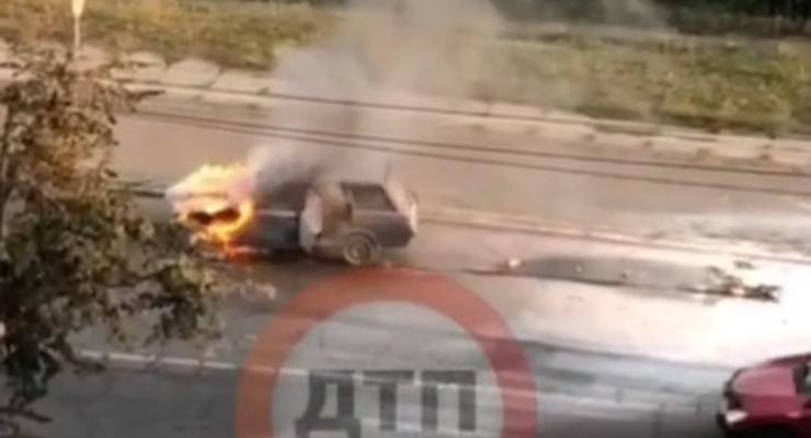 В Киеве прямо во время движения загорелся старенький ВАЗ - видео