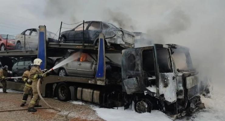 Нові російські Lada та Niva згоріли прямо на заводі - фото