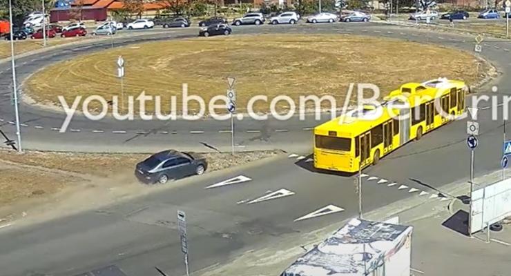 Водитель Volkswagen чуть не сбил пешехода и протаранил автобус - видео