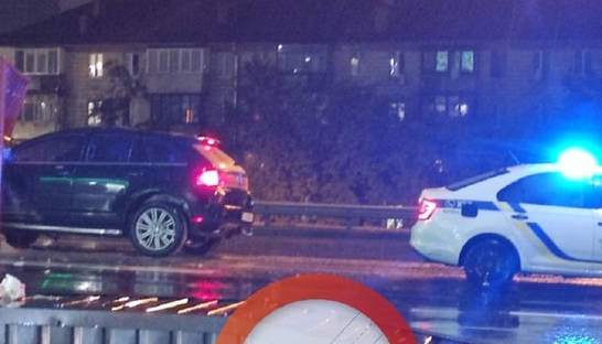 Ночью на большой скорости водитель протаранил блокпост в Киеве - фото