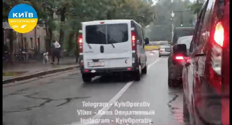 В Киеве водители снова начали кататься по встречке - видео