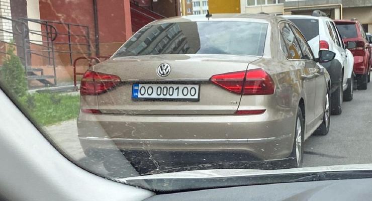 В Украине заметили автомобиль с очень редким номерным знаком - фото