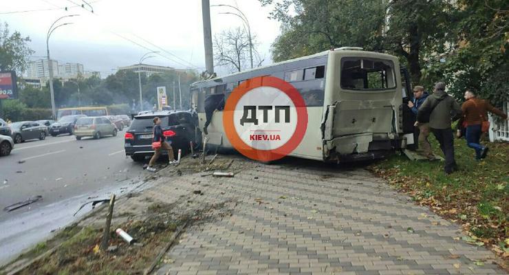 Mercedes протаранил маршрутку в центре Киева - видео