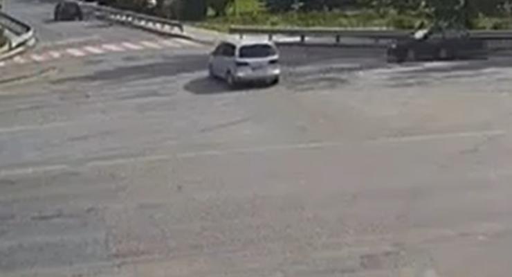 Завершення маневру поблизу Києва закінчилося серйозною аварією - відео