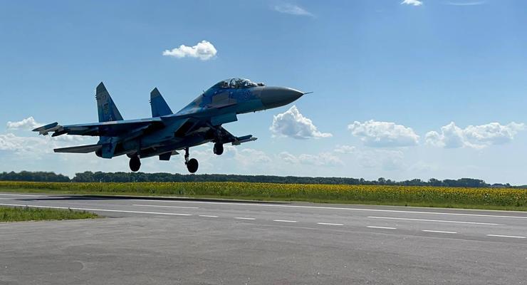 На время войны, дороги в Украине превратились в аэродромы - фото
