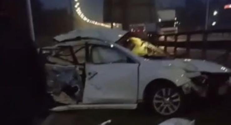 В Киеве не пристегнутый водитель влетел в отбойник - видео 18+