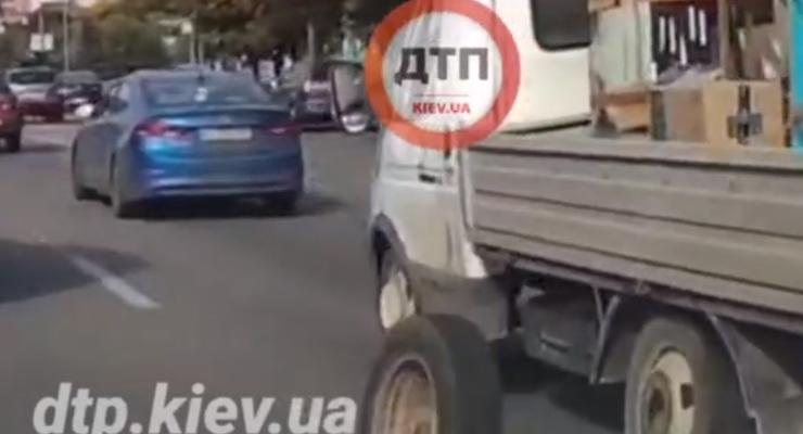 У центрі Києва у вантажівки прямо на дорозі відвалилося колесо - відео