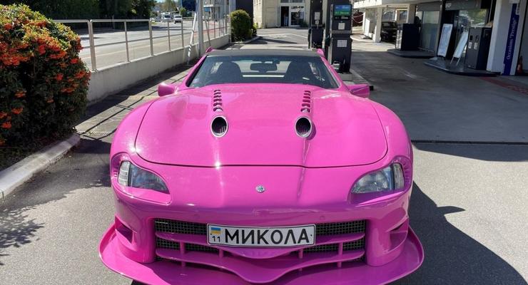 Українець продає рожевий Mercedes із номерами "Микола" за 250 000 євро