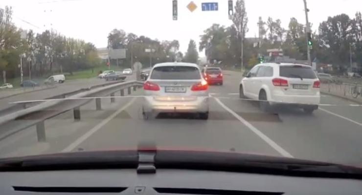 Почему водители BMW не пользуются поворотниками - видео