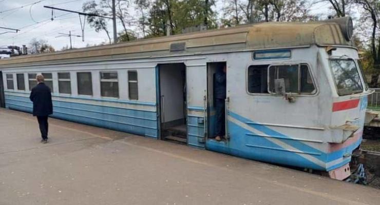 Под колесами электрички в Киевской области погибло сразу двое мужчин