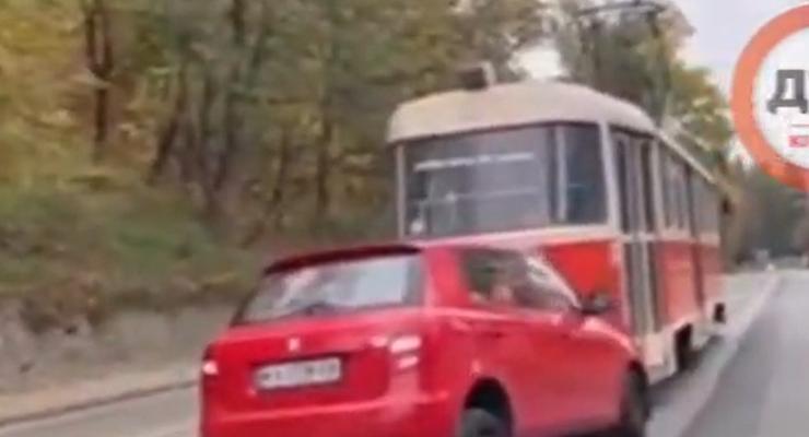 В Киеве трамвай тащил за собой автомобиль пару сотен метров - видео