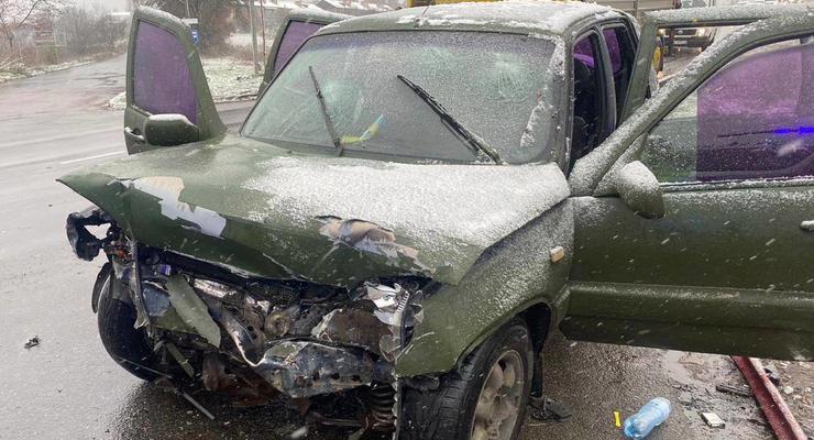 Загадочная авария с военным автомобилем на зимней дороге под Киевом