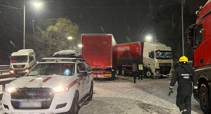 Ожеледиця та мокрий сніг: водіїв попросили не виїжджати на дороги