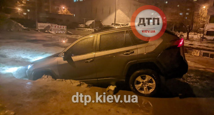 У Києві Toyota провалилася під асфальт - подробиці інциденту