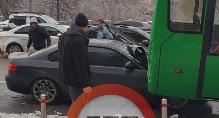 В Киеве водитель BMW залетел под маршрутку - фото