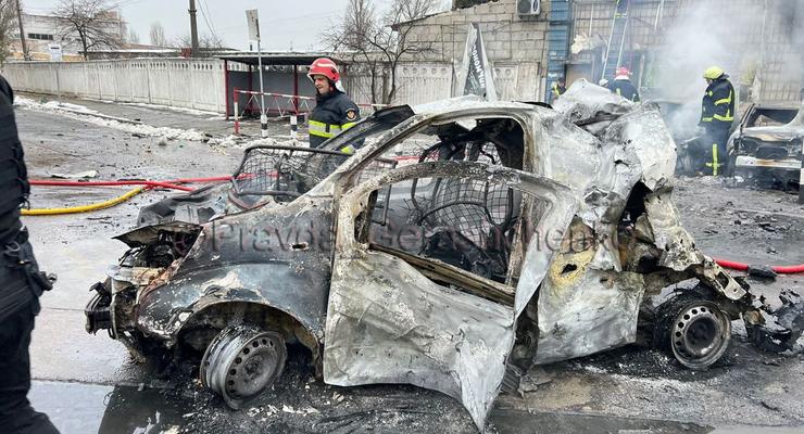 У Києві згоріло кілька автомобілів внаслідок ракетного обстрілу