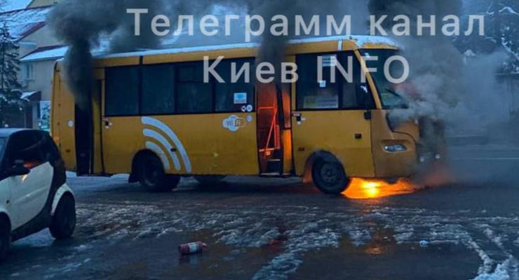 Под Киевом полностью выгорела маршрутка - подробности