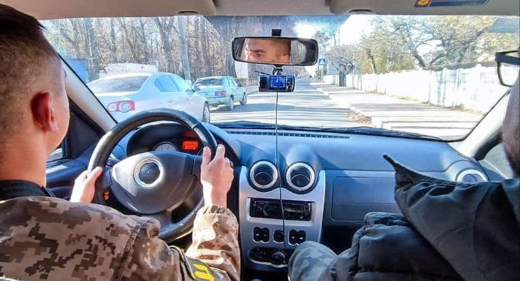 Водители в Украине вынуждены пересдавать на права из-за чужих штрафов