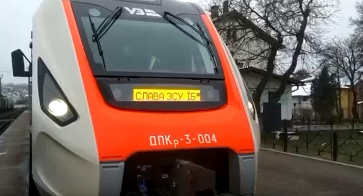 В Украине заметили необычный патриотичный поезд: "Еб*шьте их родные!"