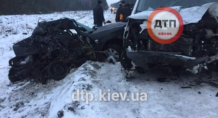 Chevrolet проти буса - смертельна ДТП на слизькій дорозі під Києвом
