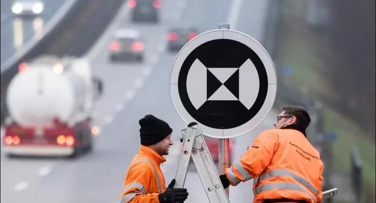 У Німеччині встановили незвичайні дорожні знаки – що означають
