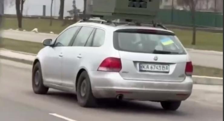 В Киеве заметили легковушку с пусковой установкой HIMARS - видео