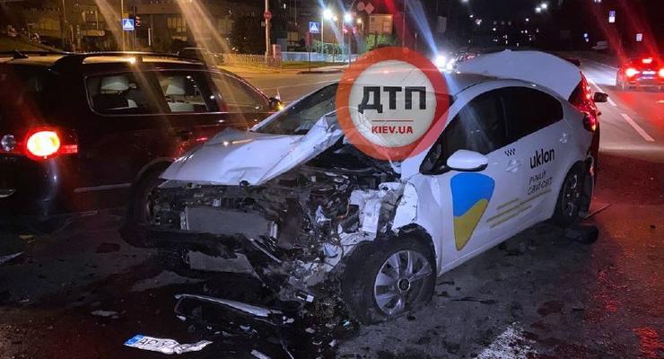 У Києві п'яний таксист протаранив декілька авто на бульварі Дружби Народів