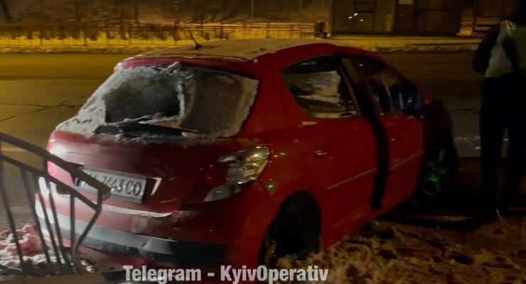 В Киеве пьяный водитель Peugeot протаранил забор и пытался сбежать