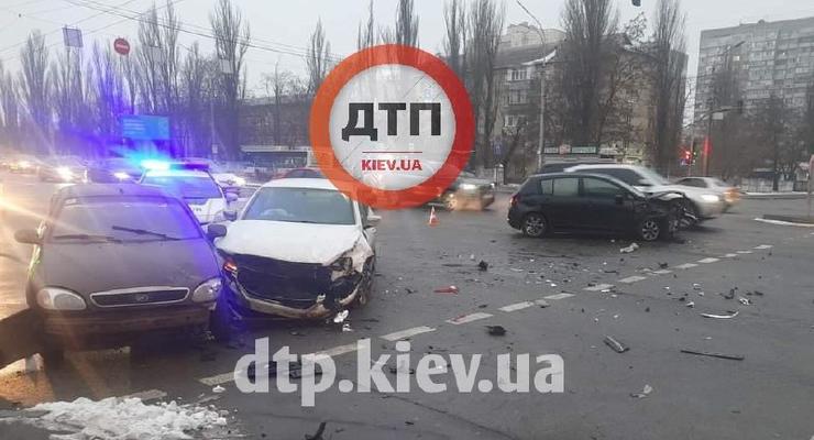 Неработающий светофор в Киеве привел к тройному ДТП