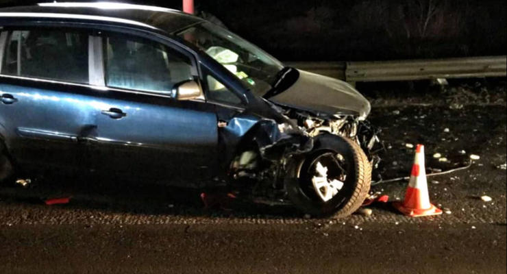 Пьяный водитель вдребезги разбил свое авто на трассе - подробности