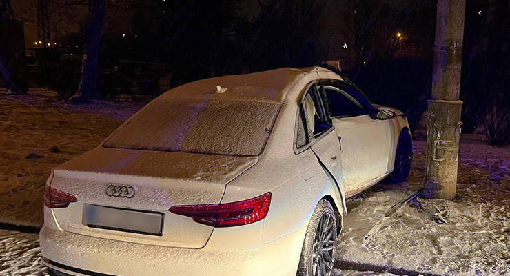 В Киеве 22-летний парень сел за руль пьяным и разбил новенькую Audi