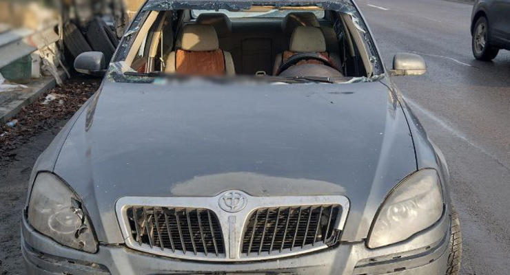 В Киеве водитель под наркотой решил покататься на авто без лобового