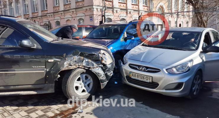 У Києві водій в епілептичному нападі розбив 5 авто - подробиці