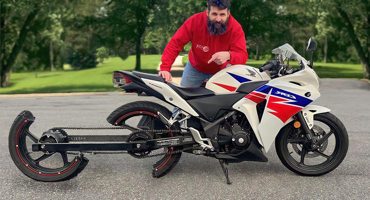 Блогер побудував мотоцикл із розполовиненим заднім колесом