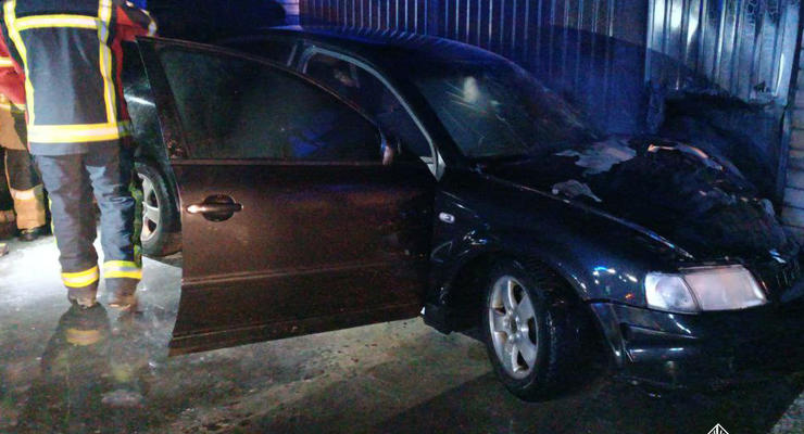 У Києві п'яний водій в'їхав у паркан, після чого авто спалахнуло