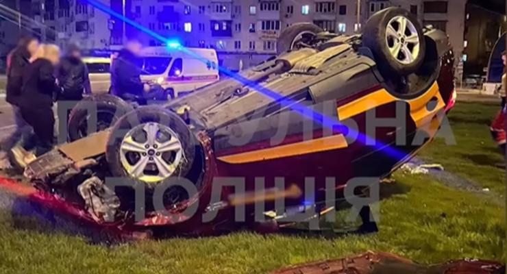 Пьяная девушка за рулем устроила аварию с переворотом в Киеве - видео