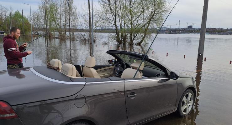 Киевские водители придумали необычный способ борьбы с паводком