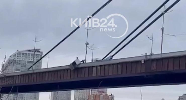 У Києві водій скинув гараж з мосту у Дніпро - відео
