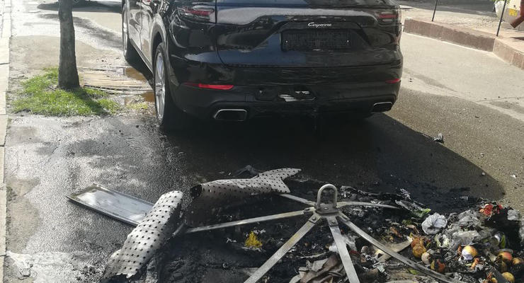 У Києві через неправильне паркування згорів Porsche Cayenne