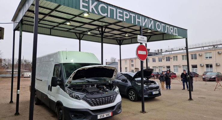 В Україні дозволять продавати машини разом із номерними знаками