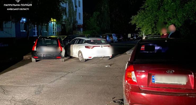Под Киевом пьяная девушка за рулем снесла знак и три припаркованных авто