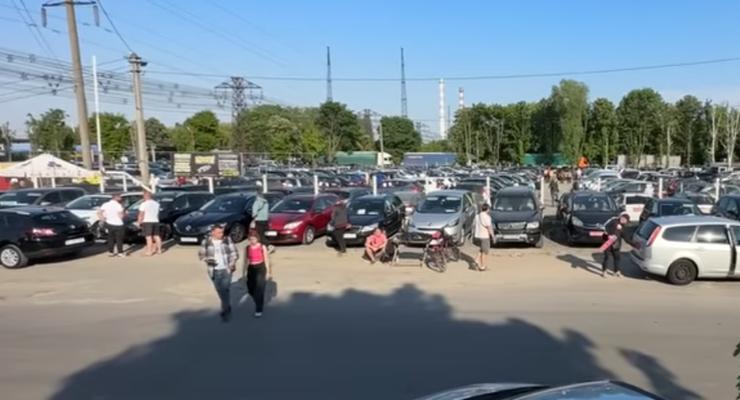 В Україні продовжують дорожчати старі авто попри війну