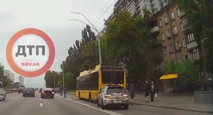 Гонка двох Volkswagen у Києві закінчилася потрійним ДТП із тролейбусом