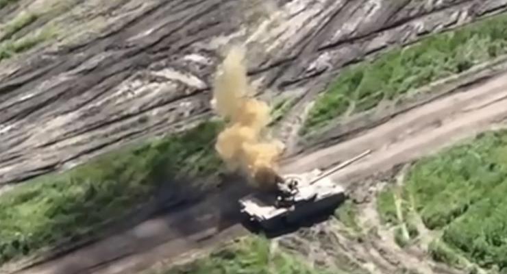 Филигранная работа дрона ВСУ привела к потере танка Т-80 у оккупантов