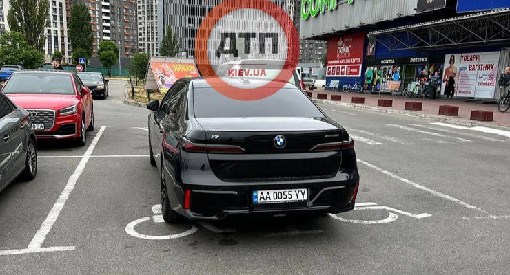 Владелец эксклюзивной BMW I7 попал в парковочный скандал в Киеве